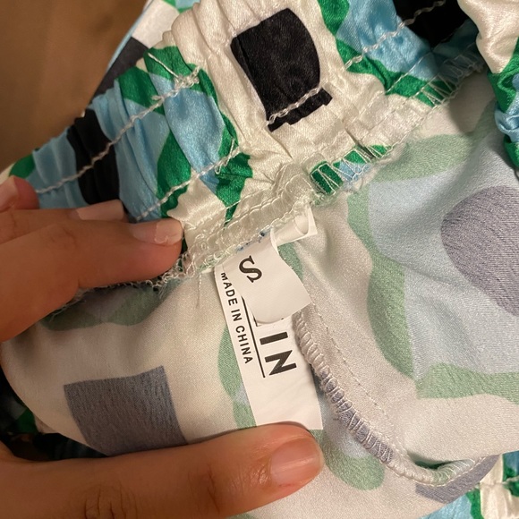 Patterned silk like pants - Picture 4 of 4